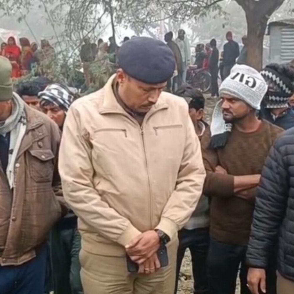 इटावा में शव गड्ढे में मिला युवक का शव:पिता ने जताई हत्या की आशंका, जेब से शराब के पव्वे और मोबाइल मिला