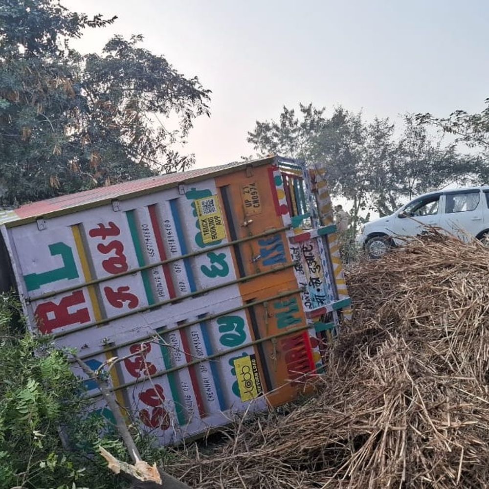 संभल में बेकाबू कैंटर ने बाइक सवारों को रौंदा:हादसे के बाद कैंटर खाई में पलटा, चार लोग घायल