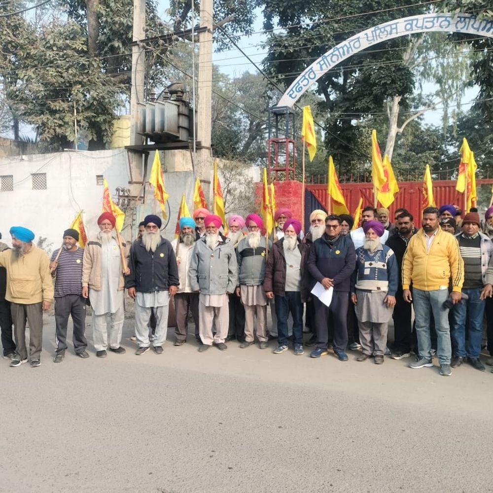 जगराओं में रेत माफिया के चंगुल में फंसे किसान:  बोले-संघर्ष समिति का नेता बता खेतों से रेत निकाली, प्रशासन ने हमारी मशीनरी जब्त की – Jagraon News