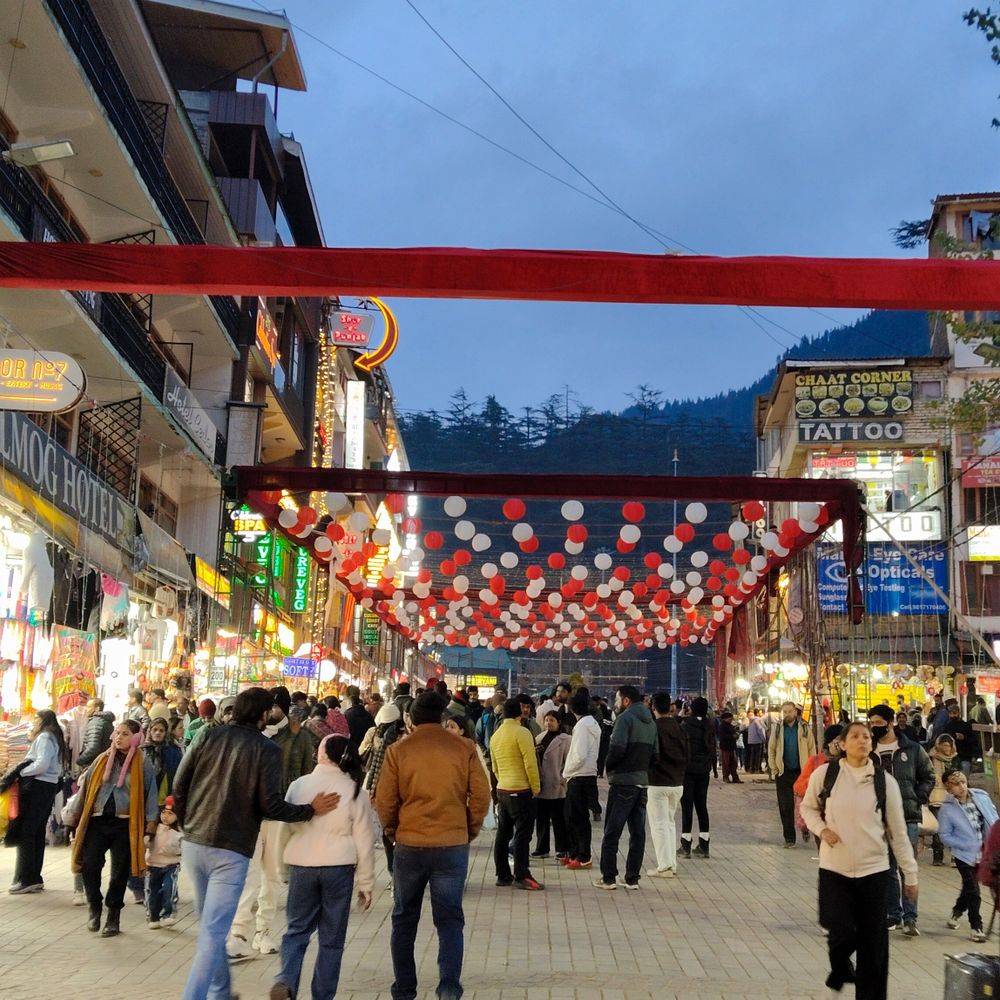 मनाली क्रिसमस-न्यू ईयर के जश्न के लिए तैयार:मॉल रोड पर रंगारंग कार्यक्रम; शाम को लाइव म्यूजिक और डीजे पार्टी