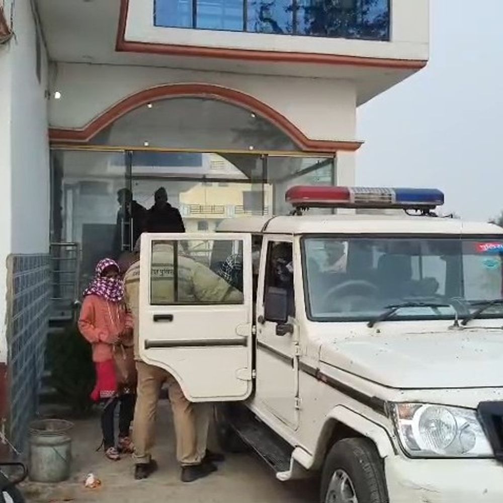 कसया के होटल पर पुलिस का छापा:अनैतिक गतिविधियों के आरोप में कई युवक-युवतियां हिरासत में, 1 घंटे चली छापेमारी