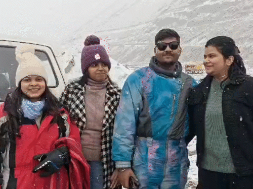 हिमाचल की ऊंची चोटियों पर फ्रेश स्नोफॉल:किन्नौर-लाहौल स्पीति में बर्फीली हवाएं; बर्फ देखने पहुंच रहे टूरिस्ट, मैदानी इलाकों में कोहरा