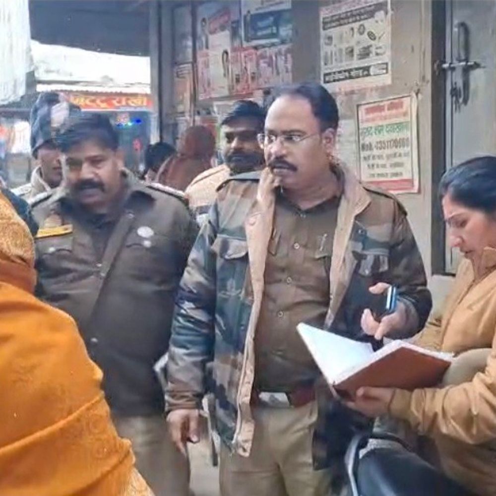 बहजोई में बाइक की डिग्गी से ₹1.60 लाख चोरी:बैंक से रुपए निकालकर पीड़ित कर रहे थे खरीदारी, केस दर्ज