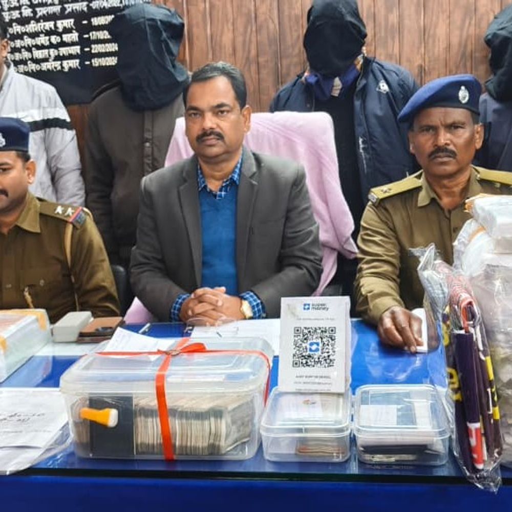 लातेहार में लोन ठगी गिरोह का भंडाफोड़:  6.10 लाख रुपए बरामद, 3 आरोपी गिरफ्तार – latehar News