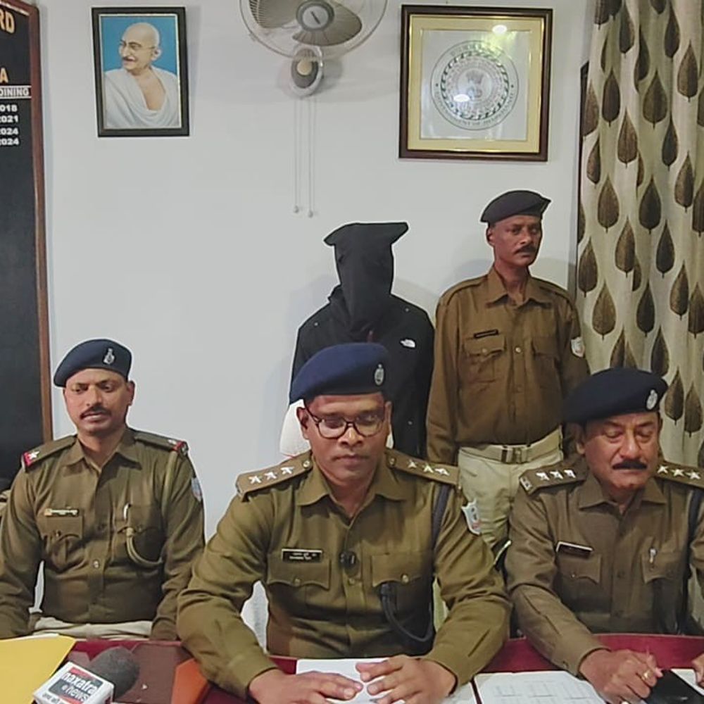 चाईबासा में महिला से छिनतई का आरोपी गिरफ्तार:  मोबाइल, नगदी और बाइक बरामद, आरोपी पहले भी जा चुका है जेल – Chaibasa (West Singhbhum) News