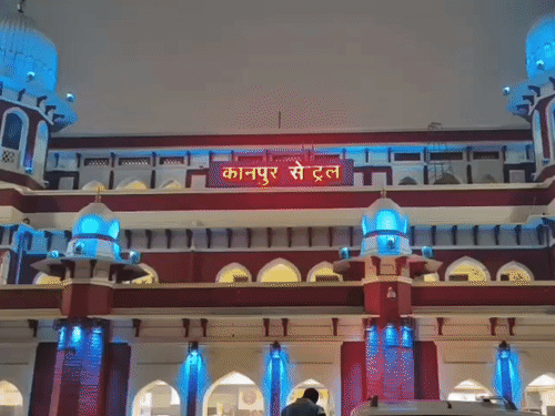 राजधानी, तेजस समेत 41 ट्रेनें लेट:कोहरे के कारण कानपुर में ट्रेनें 8-8 घंटे हो रही लेट, 1000 से ज्यादा टिकटें हुई कैंसिल