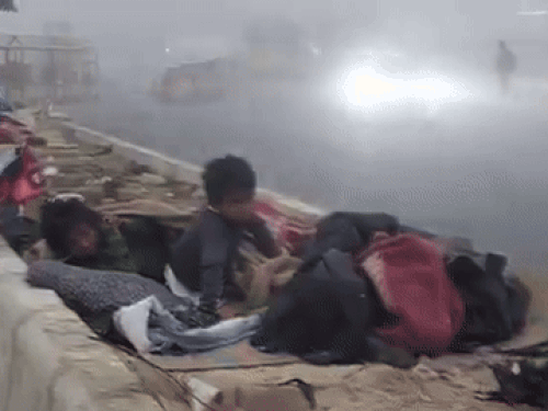 मेरठ में सड़क किनारे ठिठुर रहे बेसहारा:नगर आयुक्त बोले- पर्याप्त सुविधा, लेकिन रैन बसेरों में रूकते नहीं हैं लोग