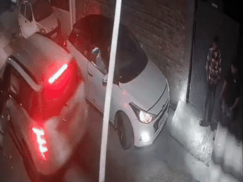 अमृतसर में XUV 500 पर आए युवकों ने की फायरिंग:  CCTV, पुरानी रंजिश में युवक घायल, पुलिस जांच में जुटी, सीसीटीवी खंगाले जा रहे – Amritsar News