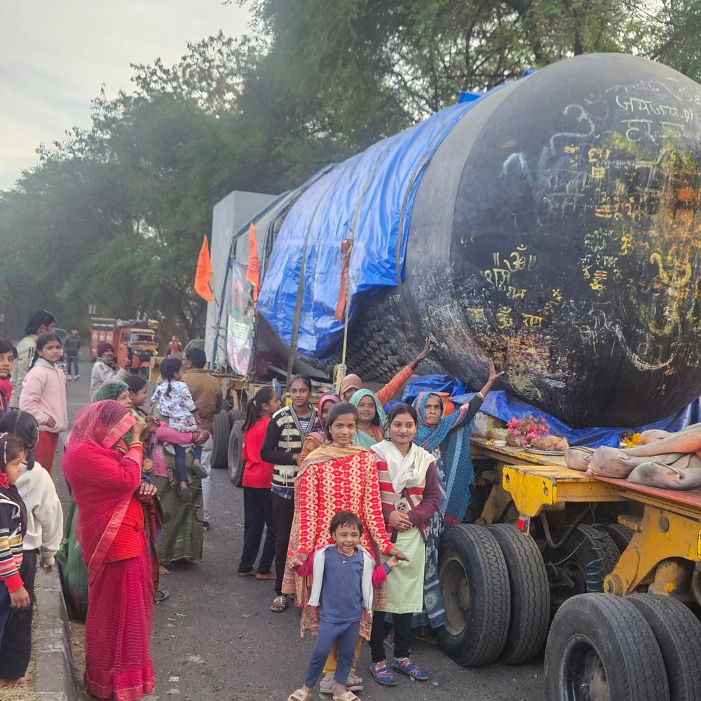 दुनिया का सबसे बड़ा शिवलिंग पहुंचा सागर:33 फीट ऊंचा, 210 टन वजन; 100 पहियों वाले ट्रक पर 5 की स्पीड से सफर