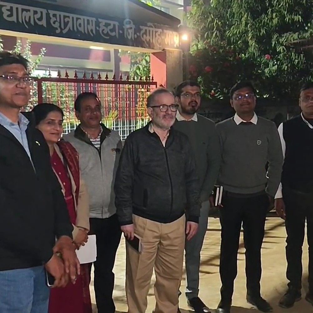 दमोह जिला शिक्षा अधिकारी रात में हटा छात्रावास पहुंचे:  बोले- अब स्टूडेंट्स को कोई परेशानी नहीं होगी, छात्राओं ने खाना बनवाने की शिकायत की थी – Damoh News
