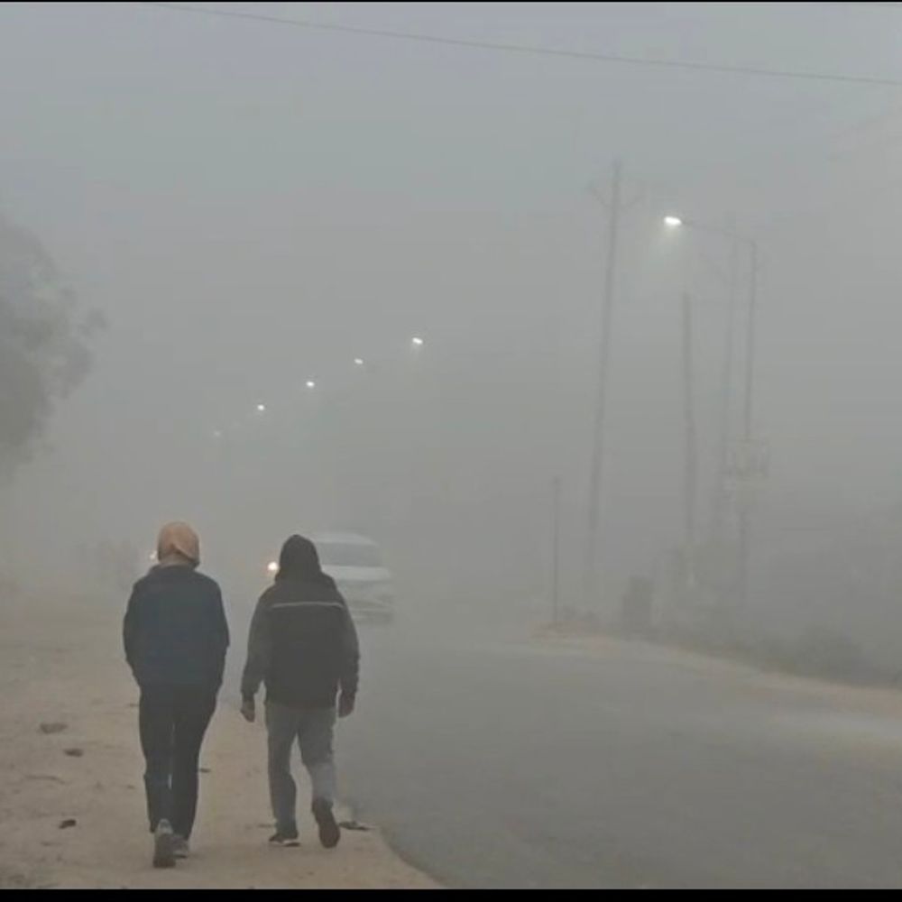 मऊ में कड़ाके की ठंड, कोल्ड डे का अलर्ट:घना कोहरा छाया, जनजीवन प्रभावित; AQI 303 दर्ज