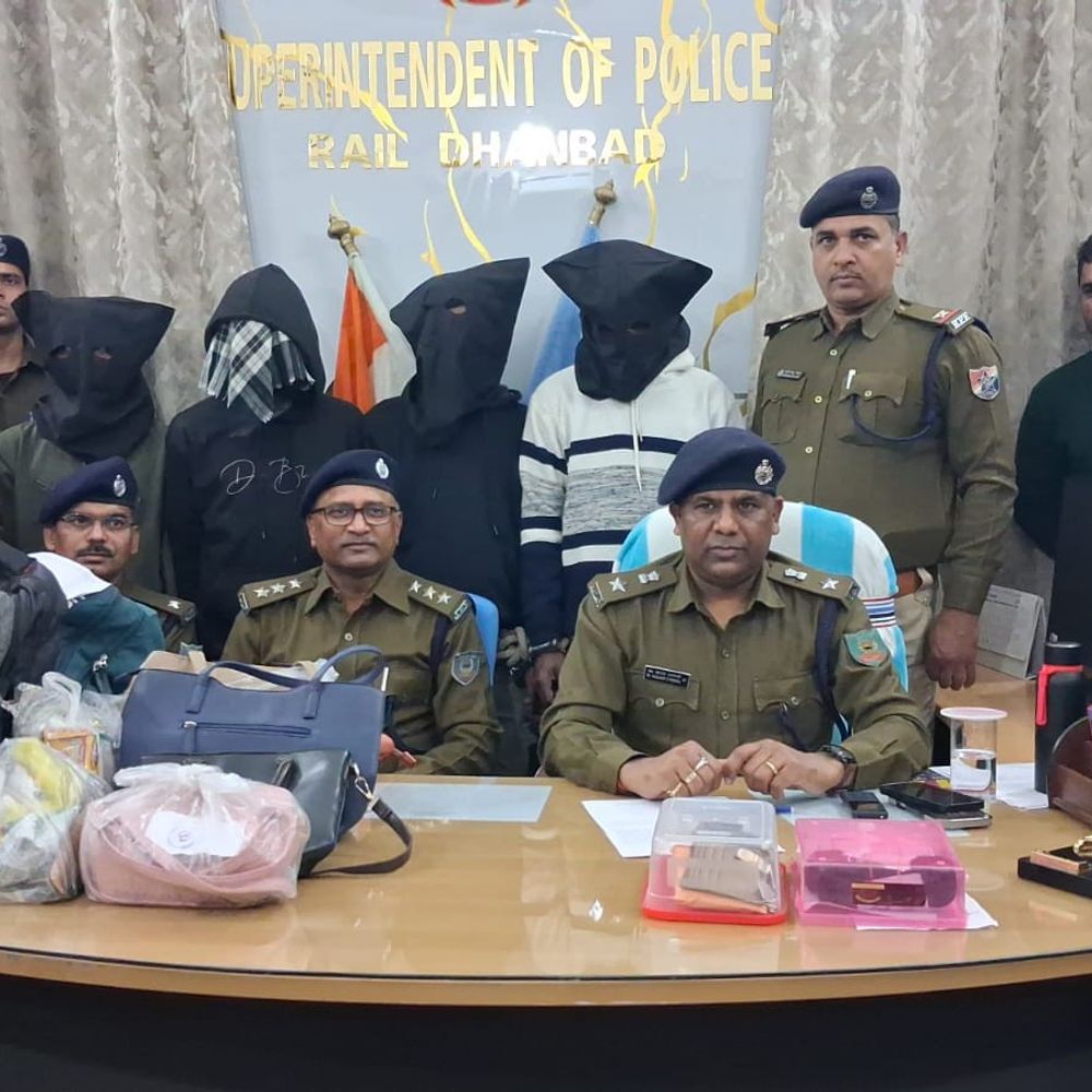 टाटा-जयनगर एक्सप्रेस में महिला यात्रियों से चोरी:  धनबाद रेल पुलिस ने चार आरोपियों को किया गिरफ्तार, एक फरार – Dhanbad News