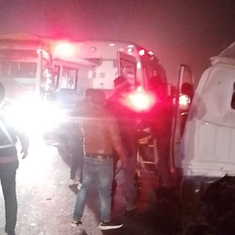 घाटमपुर में लोडर-ट्रैक्टर भिड़ंत:लोडर के उड़े परखच्चे, दो गंभीर घायल कानपुर रेफर