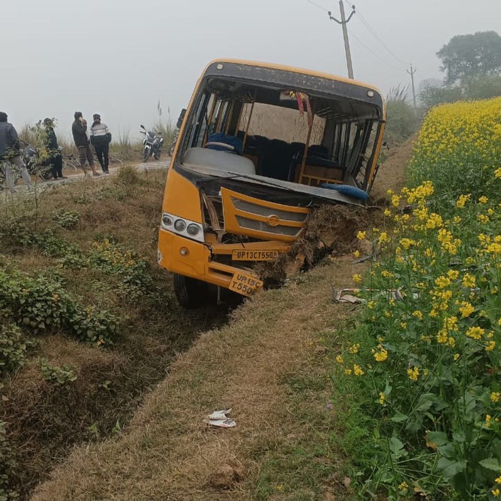 अमहरा गांव के पास स्कूल बस पलटी:स्टेरिंग फेल होने से दो बच्चे घायल, 30 बच्चे थे सवार