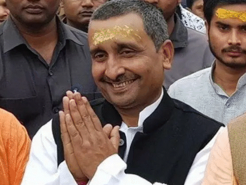 UP का उन्नाव रेप केस-पूर्व BJP विधायक सेंगर को जमानत:दिल्ली में मां के साथ पीड़िता धरने पर बैठी, आधी रात पुलिस ने जबरन उठाया