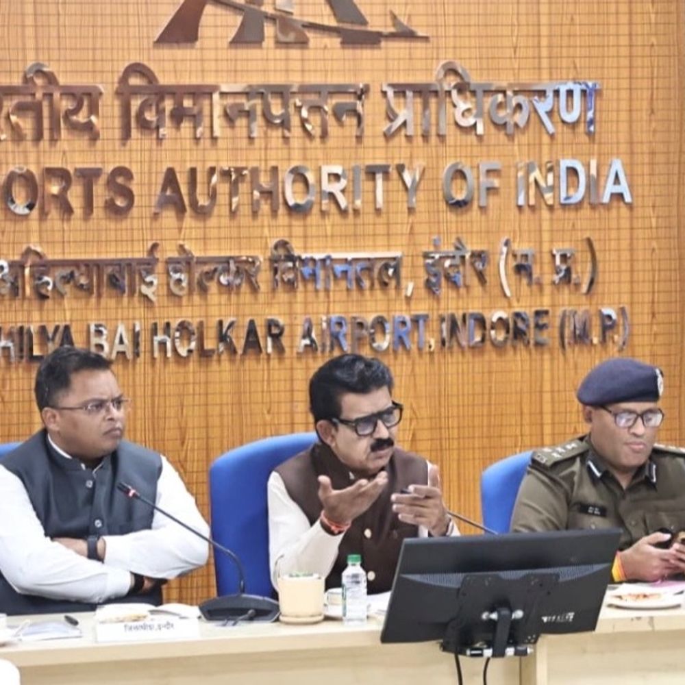 ढाई करोड़ यात्री क्षमता का एयरपोर्ट बनाने की तैयारी:इंदौर एयरपोर्ट के विकास को लेकर हुई बैठक; सांसद बोले- सिंहस्थ 2028 की प्लानिंग के साथ काम होगा
