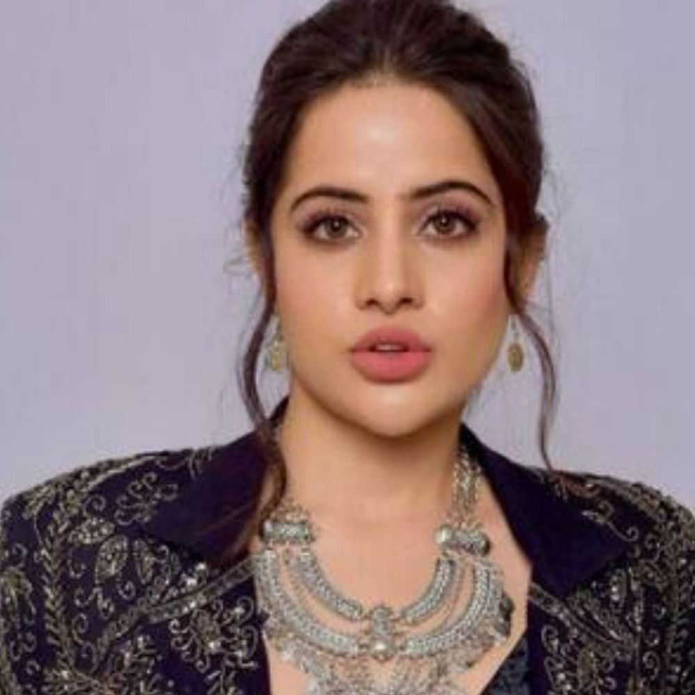 आधी रात उर्फी जावेद का दरवाजा खटखटाने लगे दो शख्स:जबरदस्ती घर में घुसने की कोशिश की, धमकी दी; पुलिस के साथ भी की बदसलूकी