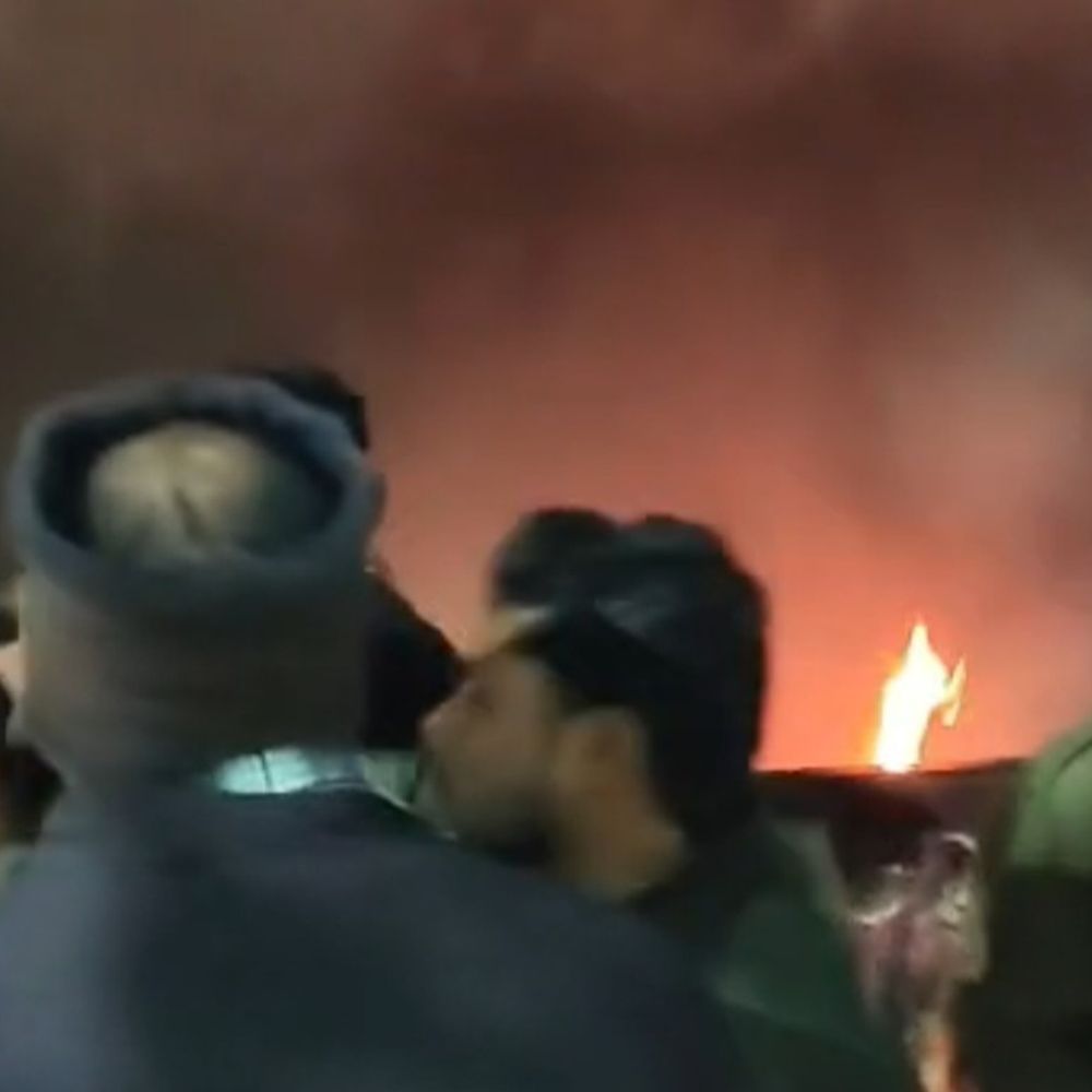 मोबाइल दुकान में लगी आग, सामान हुआ राख:बंद दुकान से धुआं निकलते देख खुलवाई शटर, बॉल्टी से पानी डालकर बुझाई आग