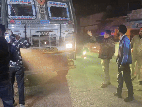 जालंधर में ट्रक ने कार को मारी टक्कर:  मौके पर पहुंची पुलिस से पीड़ित परिवार उलझा, थाना प्रभारी पर नशे का आरोप – Jalandhar News