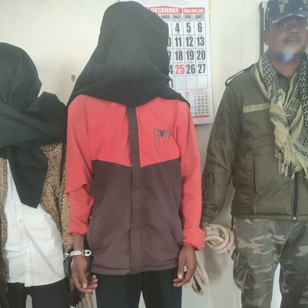 मनोहरपुर में दो माओवादी सदस्य गिरफ्तार:  प्रतिबंधित संगठन के पर्चे और मोबाइल फोन बरामद, खदेड़ कर पुलिस ने पकड़ा – Chaibasa (West Singhbhum) News