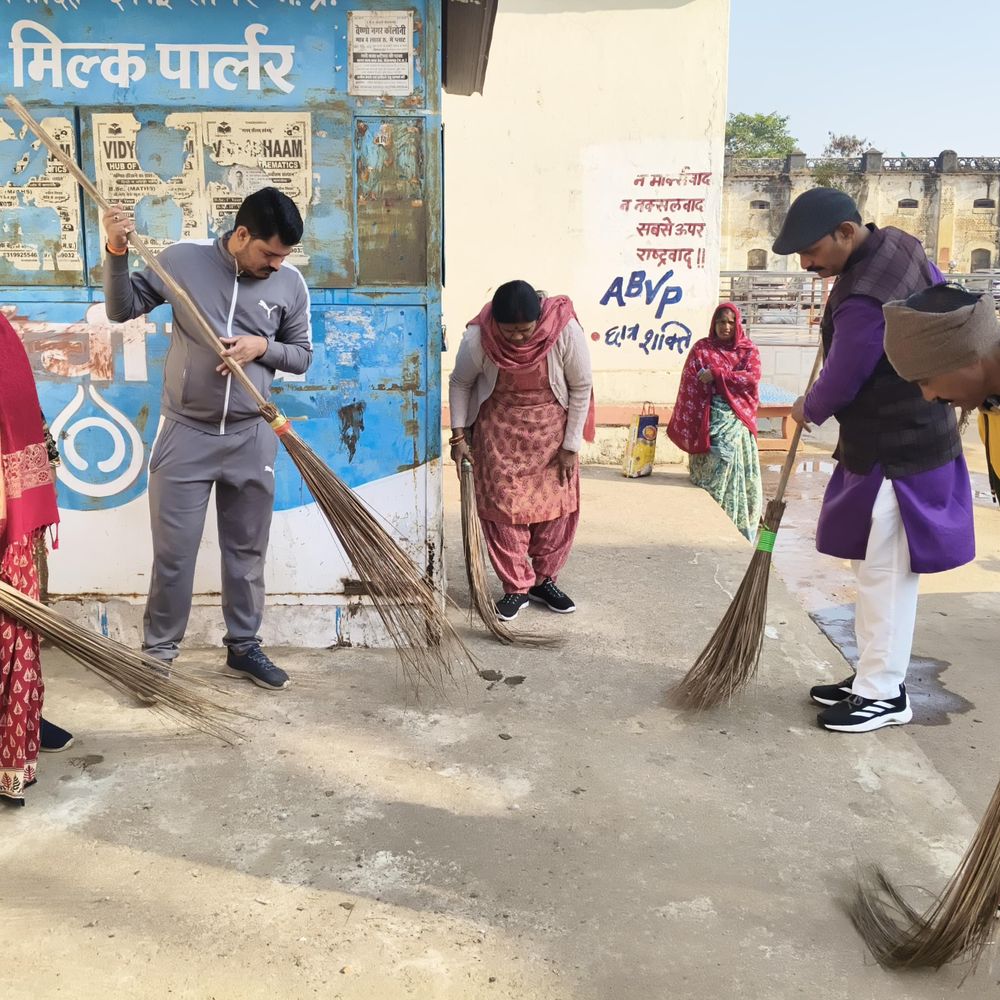 टीकमगढ़ में भाजयुमो ने अटल पार्क में की सफाई:अटल शताब्दी वर्ष पर जिलाध्यक्ष ने वाजपेयी को बताया अजातशत्रु