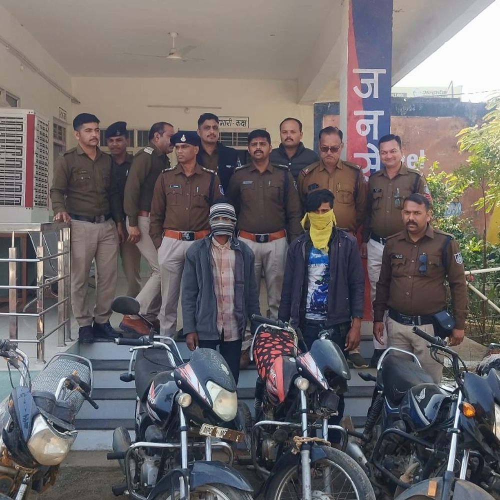 गुना में बाइक चोर गिरोह का पर्दाफाश:2 चोरों से 6 गाड़ियां बरामद; सामान खरीदने गया था युवक, लौटकर देखा तो बाइक गायब थी