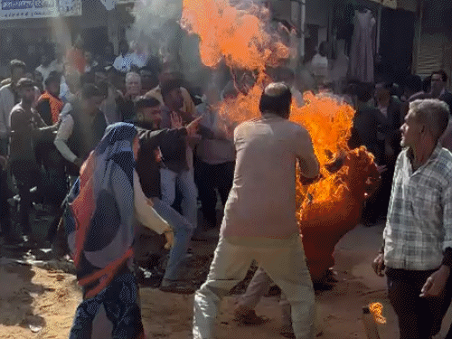 अतिक्रमण हटाने के दौरान दंपती ने खुद को आग लगाई:देवास में गंभीर रूप से झुलसे, दोनों इंदौर रेफर; लोगों ने किया चक्काजाम