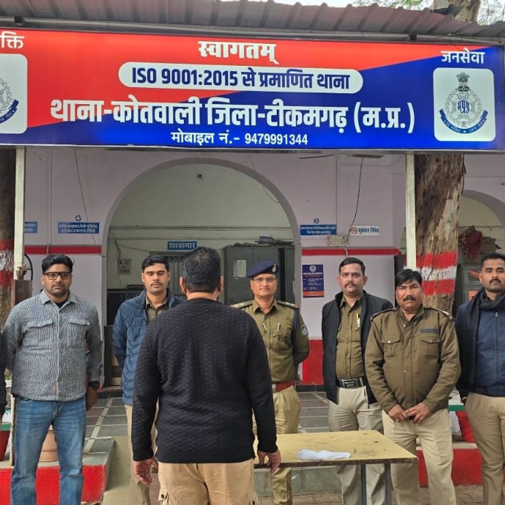 टीकमगढ़ कोतवाली पुलिस ने हवाई फायरिंग के आरोपी को पकड़ा:महिला के घर गाली-गलौज, दहशत फैलाने का आरोप, 3 दिन से था फरार