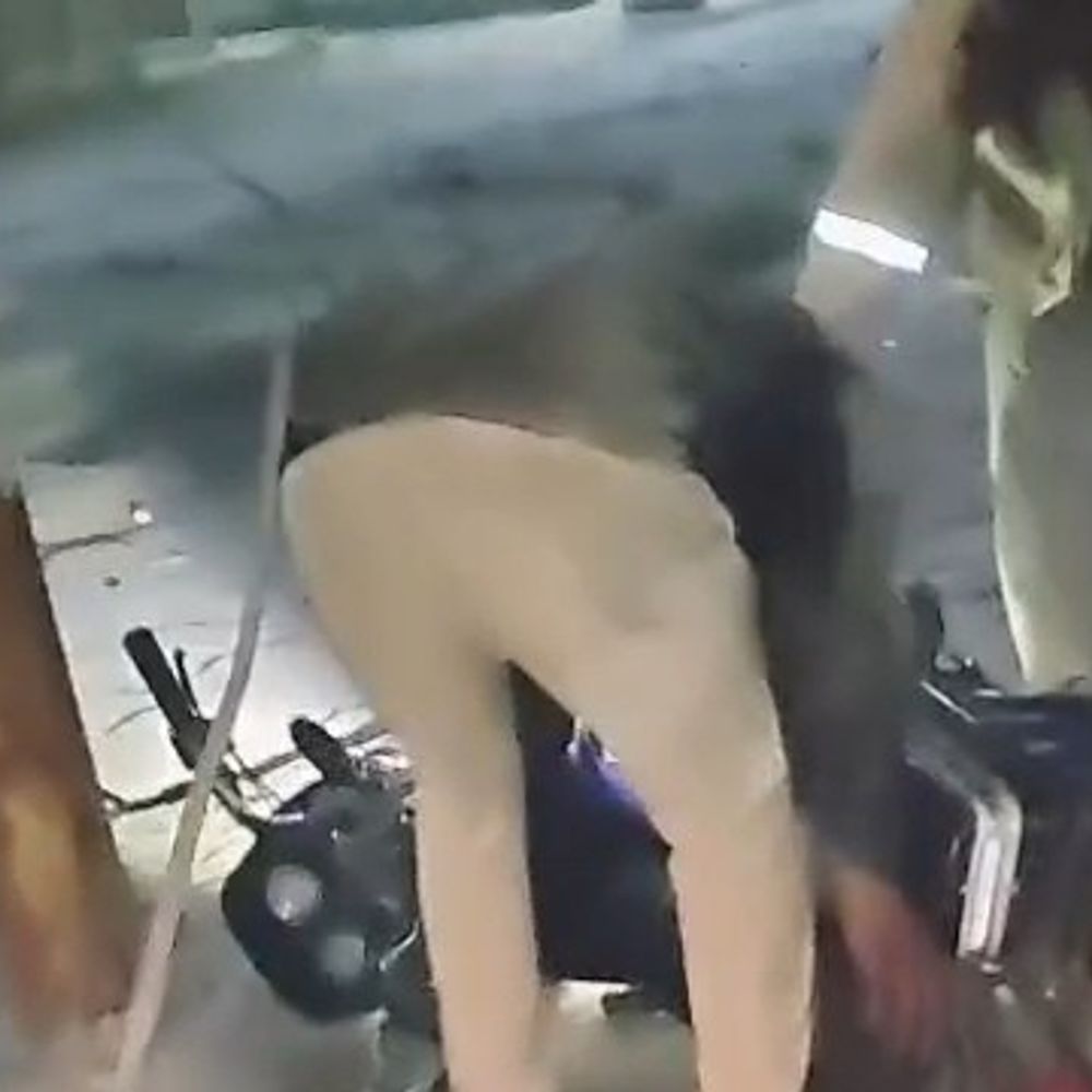 उन्नाव में नशे में धुत दिखे होमगार्ड:सड़क पर गिरे, लोगों ने कहा- प्रशासन ही कानून तोड़ रहा