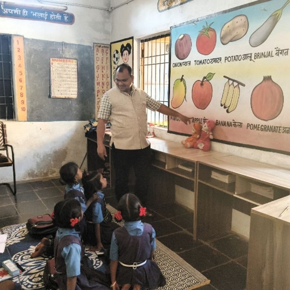 जनसंपर्क अधिकारी ने प्राथमिक शालाओं का किया निरीक्षण:  शिक्षा गुणवत्ता के साथ सुविधाओं का लिया जायजा, छात्रों को नशे से दूर रहने का दिया संदेश – Balod News