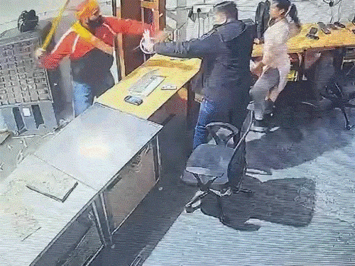 छत्तीसगढ़ बंद...रायपुर में मैग्नेटो मॉल में तोड़फोड़:बजरंग दल कार्यकर्ता ने ब्लिंकिट-कर्मी को पीटा, कांकेर में महिला का घर तोड़ा, लाठी-डंडे लेकर निकले हिंदू संगठन