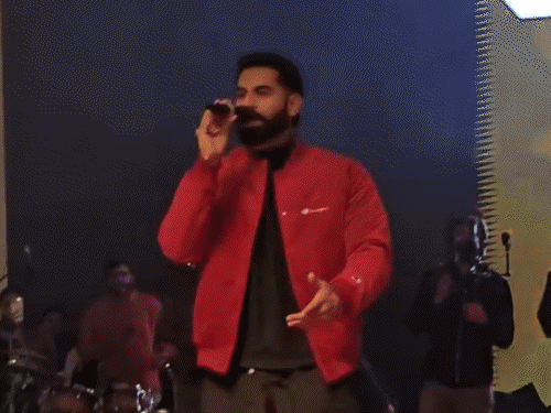 नैनीताल विंटर कार्निवल-परमिश वर्मा के शो में बवाल, कुर्सियां फेंकी:कुमाऊं कमिश्नर-DM को सुरक्षा घेरे में निकालना पड़ा बाहर; शाम को बी प्राक-पवनदीप का शो