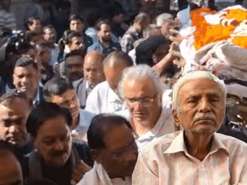 गार्ड ऑफ ऑनर के साथ विनोद शुक्ल को अंतिम विदाई:बेटे ने दी मुखाग्नि, सीएम ने कांधा दिया, अंतिम यात्रा में विश्वास भी शामिल हुए