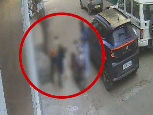 बेंगलुरु में प्रपोजल ठुकराने पर युवती से छेड़छाड़-मारपीट:आरोपी ने शरीर दबोचा, कपड़े फाड़ने की कोशिश की; सिर, पीठ और गर्दन पर हमला किया