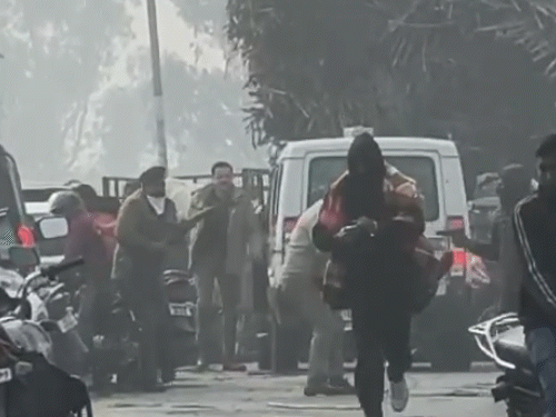 हरिद्वार में पुलिस पर ताबड़तोड़ दागी गोलियां, VIDEO:फिल्मी स्टाइल में मेरठ के डकैत को मारी गोली; फिर भाग निकले, 2 कॉन्स्टेबल घायल