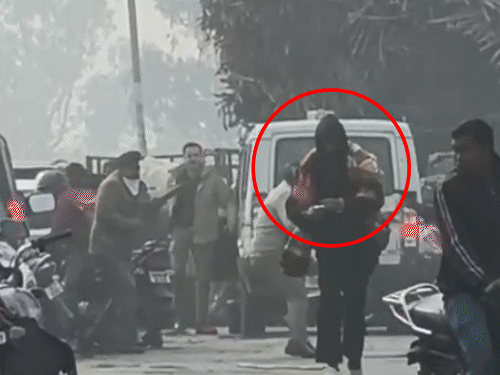 हरिद्वार में बदमाशों ने पुलिस को घेरकर गोलियां दागीं:पेशी पर जा रहे अपराधी को मारने की फिराक में आए, क्रॉस फायरिंग में दो कॉन्स्टेबल घायल