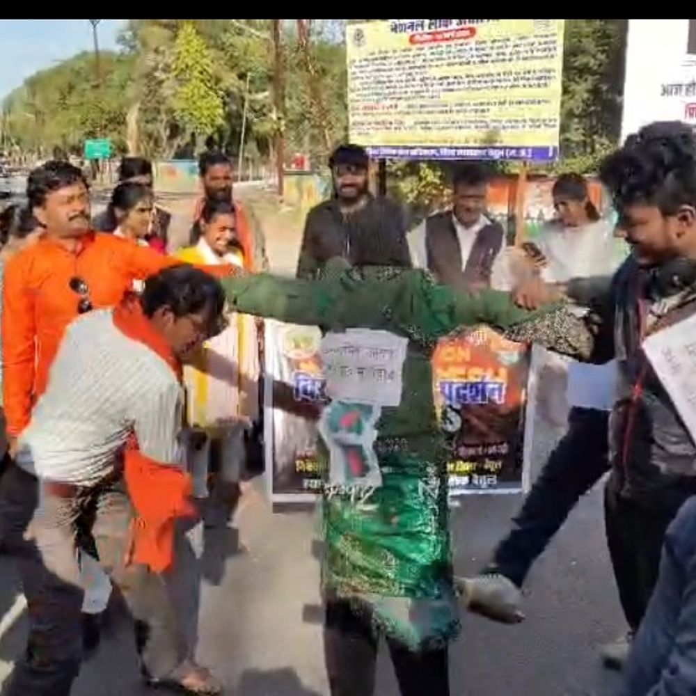 बांग्लादेश हिंसा के विरोध, बैतूल में प्रदर्शन:विहिप-बजरंग दल ने आतंकवाद का पुतला जलाया
