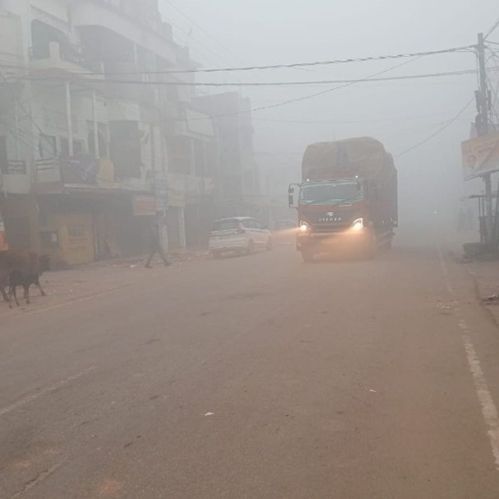 भदोही में कड़ाके की ठंड, घना कोहरा:जनजीवन प्रभावित, सड़कों पर सन्नाटा, लोग घरों में दुबके