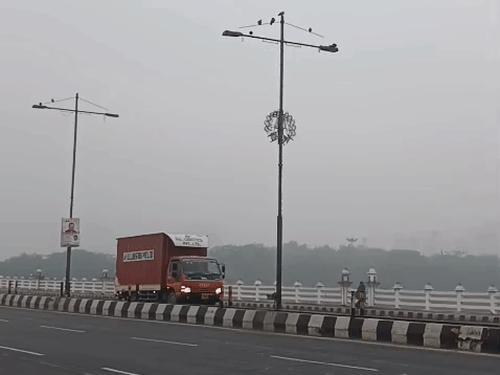 लखनऊ में आसमान से गिरीं ओस की बूंदें:घना कोहरा, विजिबिलिटी 100 मीटर, 10KM की स्पीड से चलीं हवाएं