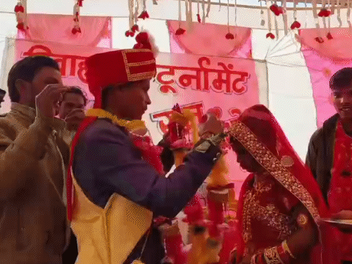 दमोह में क्रिकेट में जीत का मतलब...दो बेटियों की शादी:पहली संतान बेटी हुई तो कराने लगे 'विवाह क्रिकेट टूर्नामेंट'; फाइनल मैच में आएगी बारात