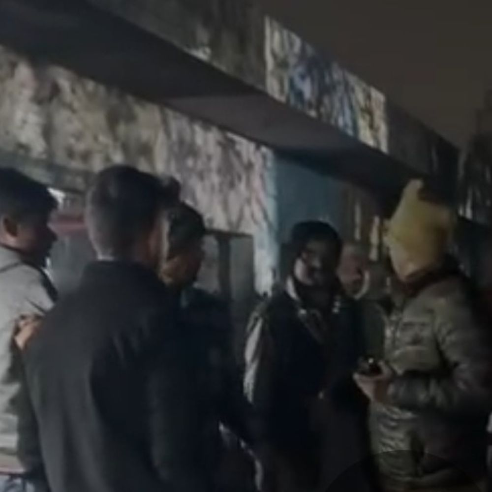 रामपुर में पोस्टर फाड़ने पर अस्पताल गेट पर मारपीट:पुलिस ने दोनों पक्षों को चौकी ले जाकर समझाया