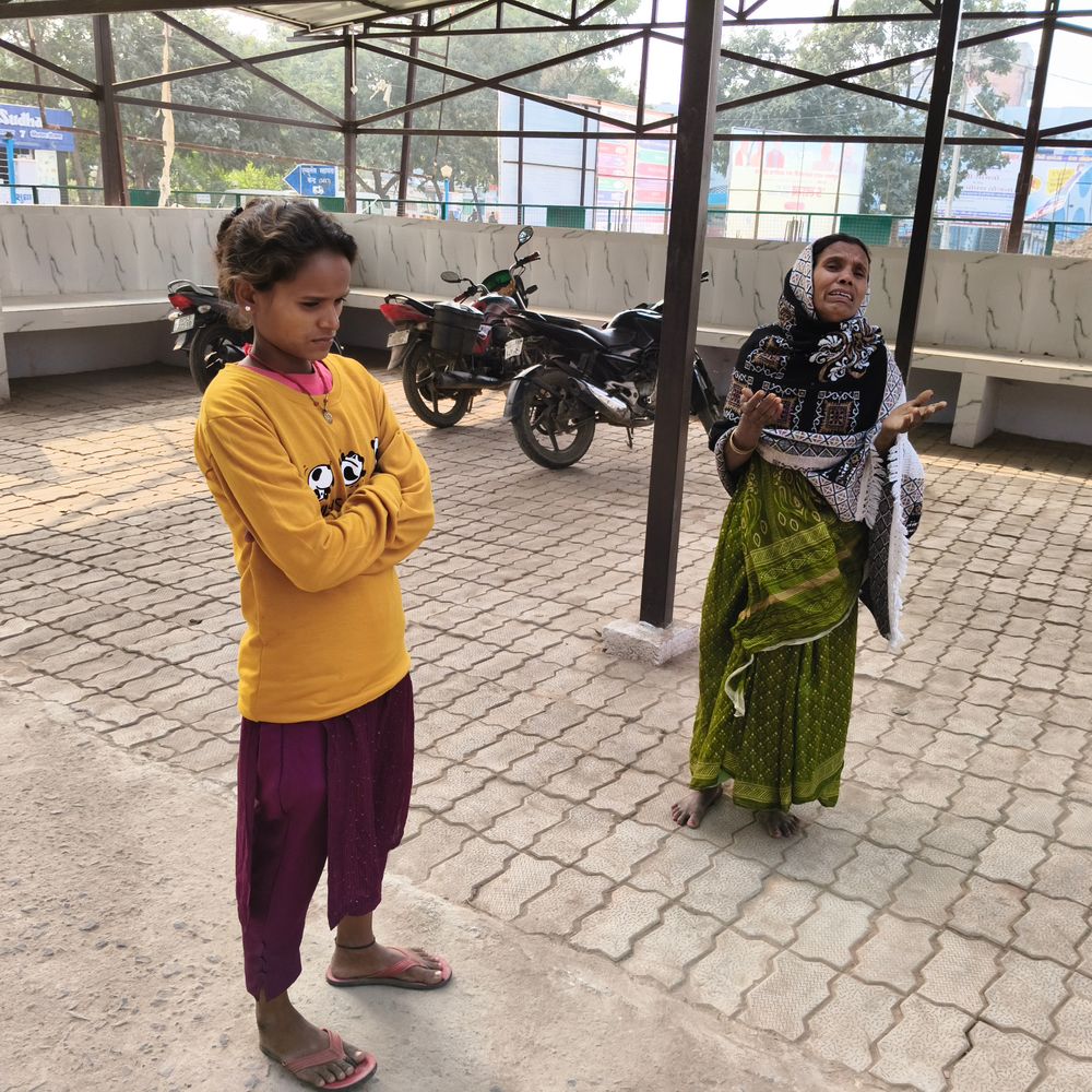 लापता व्यक्ति किऊल नदी किनारे मिला, इलाज के दौरान मौत:परिजनों ने पुरानी रंजिश में हत्या का आरोप लगाया, गिरफ्तारी की मांग