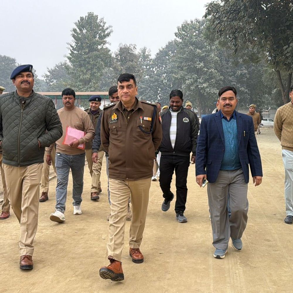 रामपुर पुलिस लाइन में 600 मुकदमों के माल का निस्तारण:हथियार, शराब सहित अन्य सामान नष्ट, मोमेंटो बनाने की तैयारी