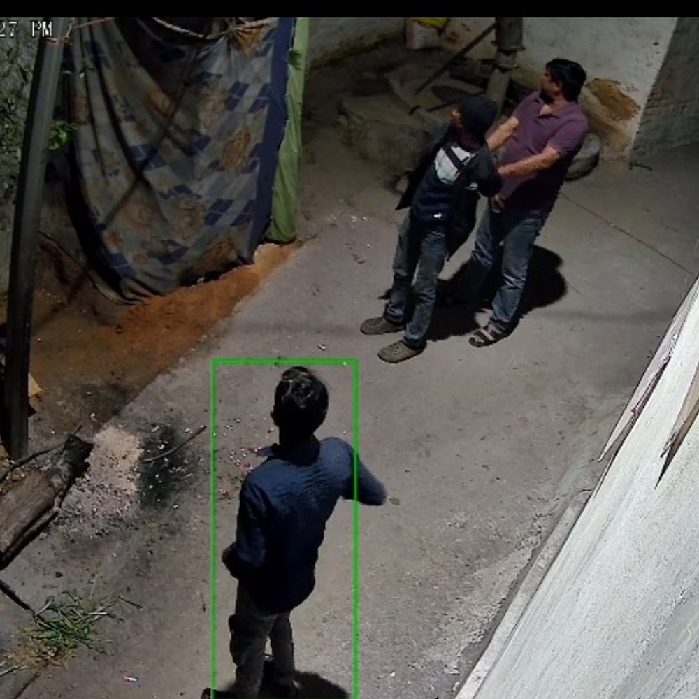 सोनभद्र में पड़ोसी ने युवक का हाथ-पैर बांधकर पीटा:पति-पत्नी के झगड़ों से परेशान होकर की पिटाई, घटना CCTV में कैद