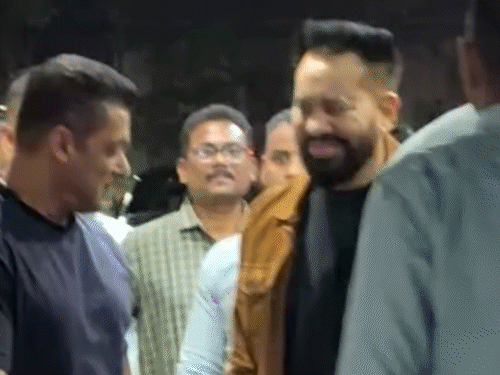 बॉडीगार्ड के साथ सलमान खान का मजाकिया अंदाज:एक्टर के छेड़ने पर शरमा गए शेरा; अरबाज-शूरा खान के एनिवर्सरी बैश में पहुंचे थे दोनों