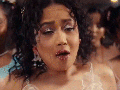 पंजाब की बहू नेहा कक्कड़ डांस से विवादों में:बॉलीवुड सिंगर के लॉलीपॉप सॉन्ग की ट्रोलिंग; पंजाबी सिंगर बोले- ऐसे ही गानों की मार्केट