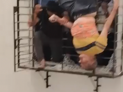 सूरत- 10वीं मंजिल से गिरा शख्स, VIDEO:8वें फ्लोर की खिड़की में पैर फंसने से बची जान; फायर ब्रिगेड टीम ने ग्रिल काटकर बचाया