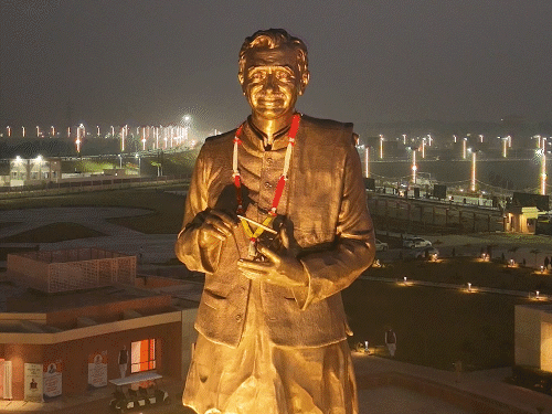 रात में कैसा दिखता है राष्ट्र प्रेरणा स्थल...ड्रोन VIDEO देखिए:लखनऊ में 65 एकड़ का पार्क, 65-65 फिट ऊंची तीन प्रतिमाएं