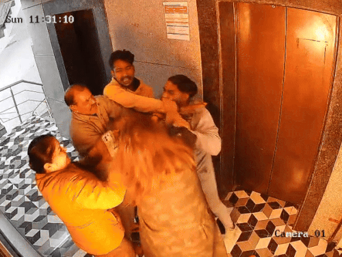 अमृतसर में इंटरनेशनल बॉडी बिल्डर-मंगेतर में मारपीट:जिम पार्टनरशिप का झगड़ा, मोबाइल तोड़ा, दस्तार उतरी; VIDEO सामने आया