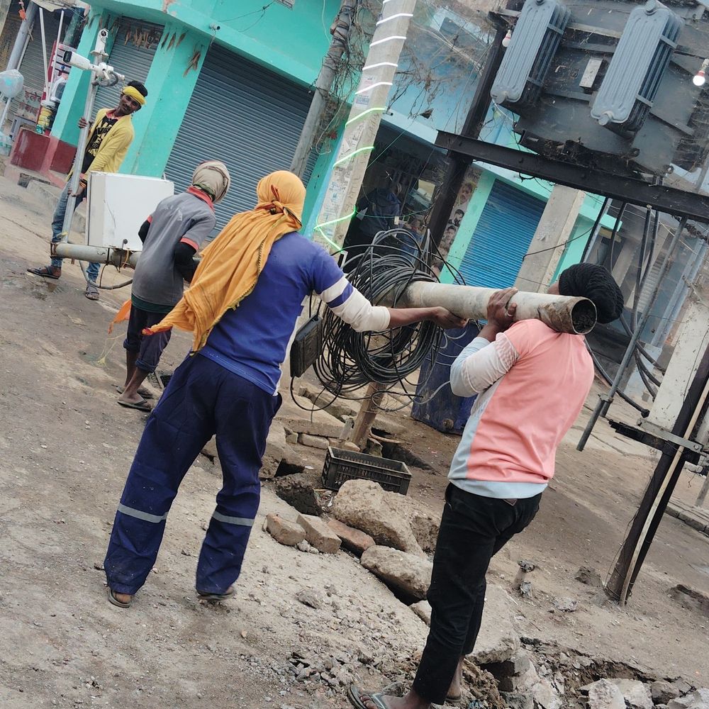 चेवाड़ा में हाईवा से टकराकर गिरा सीसीटीवी कैमरा:स्थानीय लोगों ने जताई चिंता, नगर पंचायत करेगी मरम्मत